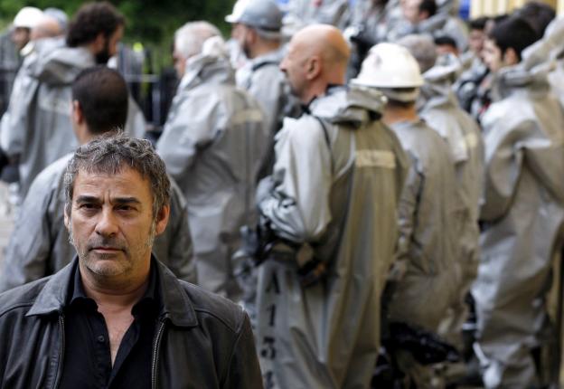 Eduard Fernández, durante el rodaje de la serie 'La zona' en Asturias, que se emite ahora en Movistar. 