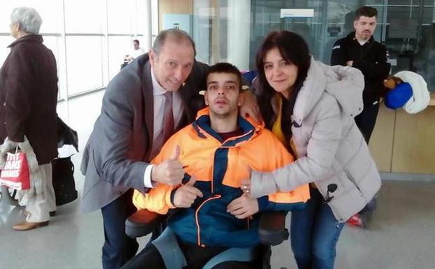 Quini, Germán y Yolanda Fernández, en el Instituto Guttmann, en Badalona. 