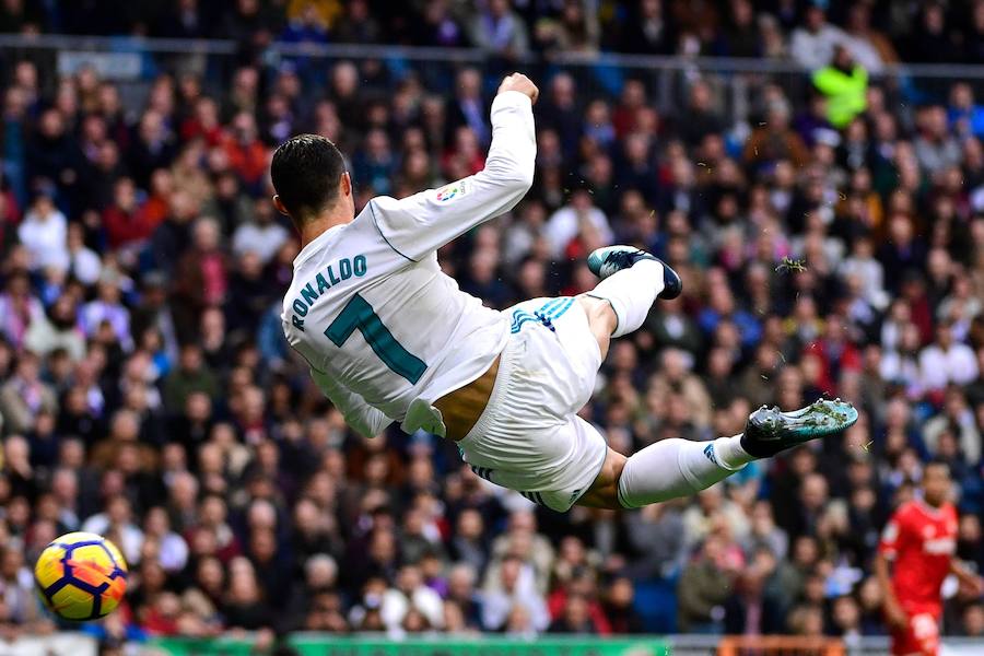 El Real Madrid golea al Sevilla por 5-0 en la primera parte del duelo correspondiente a la jornada 15. Nacho abrió la lata y Cristiano marcó un doblete. Kroos se sumó a la fiesta con un derechazo y Achraf anotó tras una carrera por banda derecha.