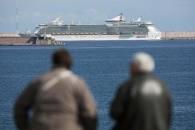 El barco 'Independence of the Seas', en una de sus escalas en el puerto gijonés. 