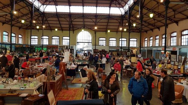 Medio millar de personas en la feria de antigüedades