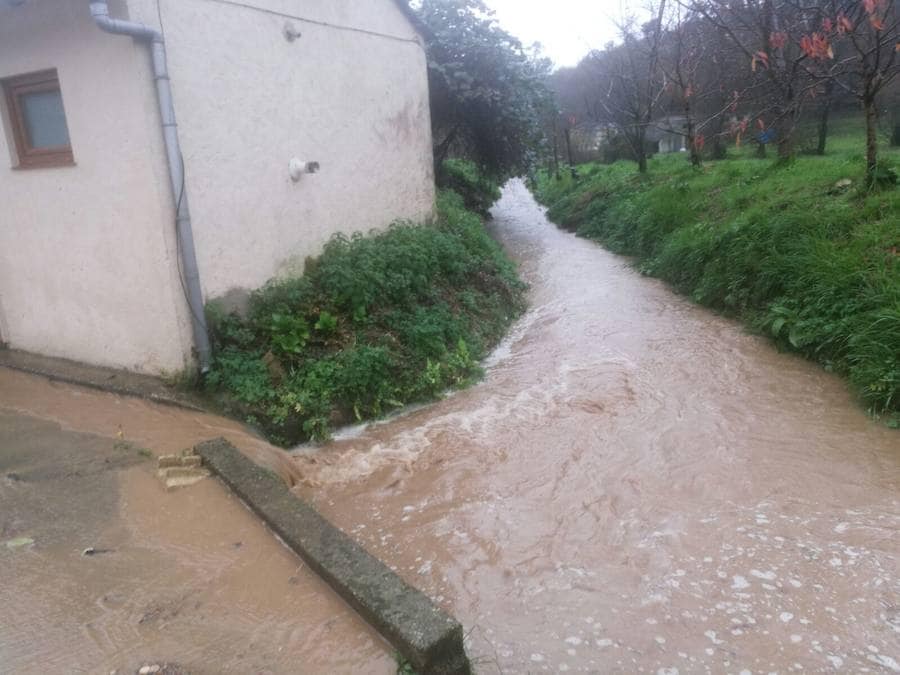 Las fuertes lluvias, primer efecto de la borrasca &#039;Ana&#039; en Asturias