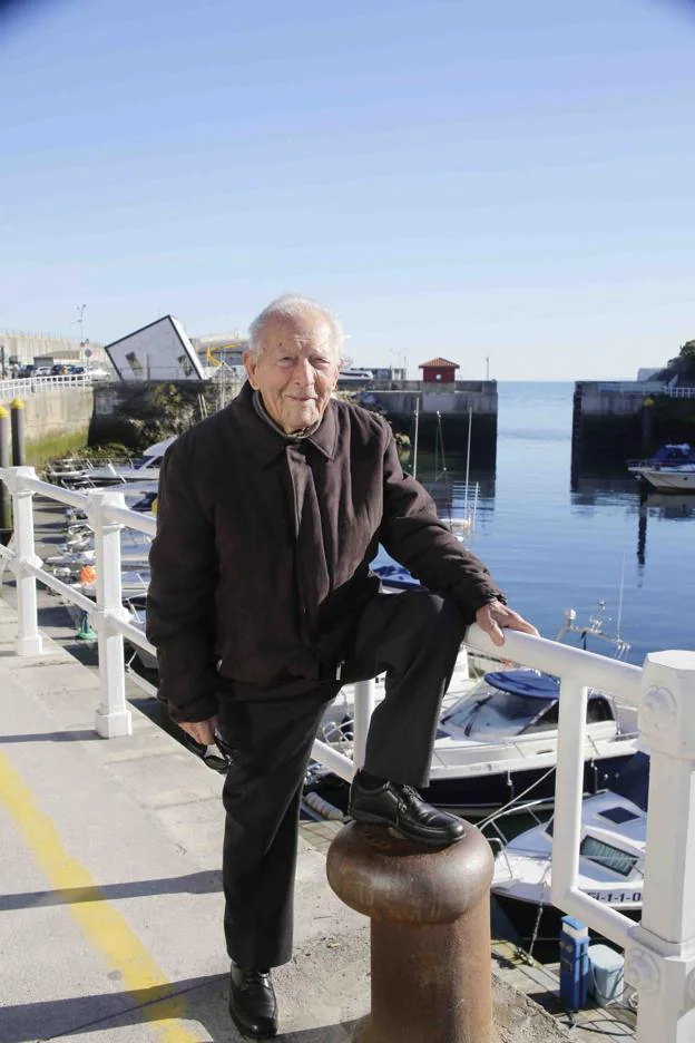 Antonio Batalla 'Machi' en el puerto de Llanes 