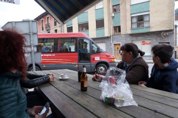 Un microbús de los que actualmente cubre el servicio en Bimenes, a su paso por San Julián. 