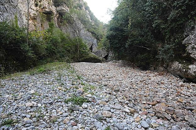 La falta de precipitaciones llegó a secar este octubre parte del cauce del río Sella. 