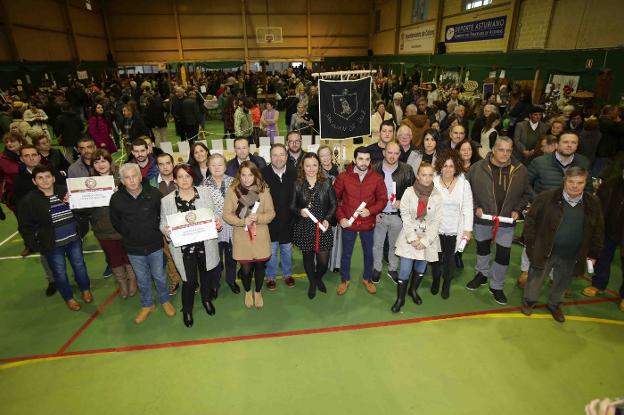 Autoridades y representantes de las diecisiete asociaciones de festejos colunguesas galardonadas con la Faba de Honor. 