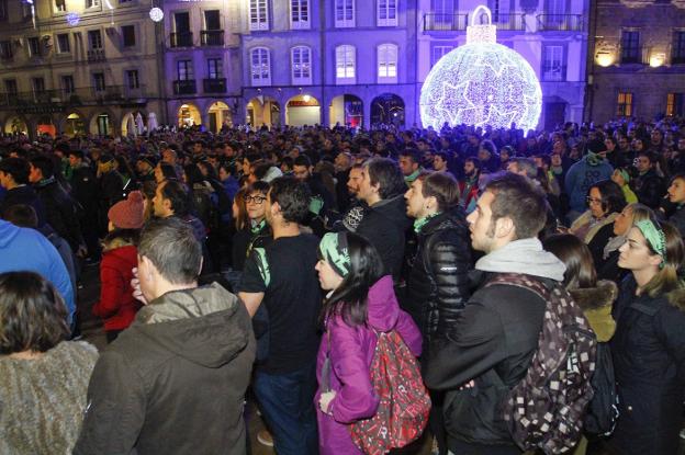 Cientos de personas llenaron la plaza de España en el inicio del SZA. 