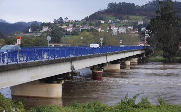 Imagen principal - El río Nalón, a su paso por Pravia, desbordado, al igual que el río Raíces, en Castrillón