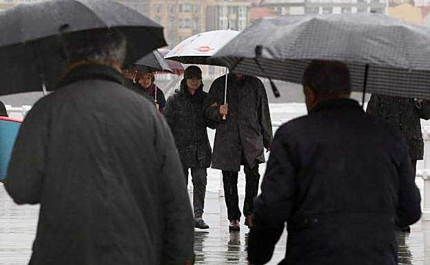 Gijón. La lluvia cayó con intesidad durante todo el día. 