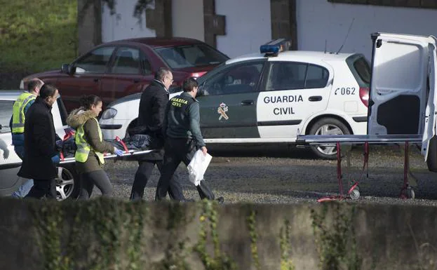 Traslado del cádaver aparecido esta mañana en Oviedo.