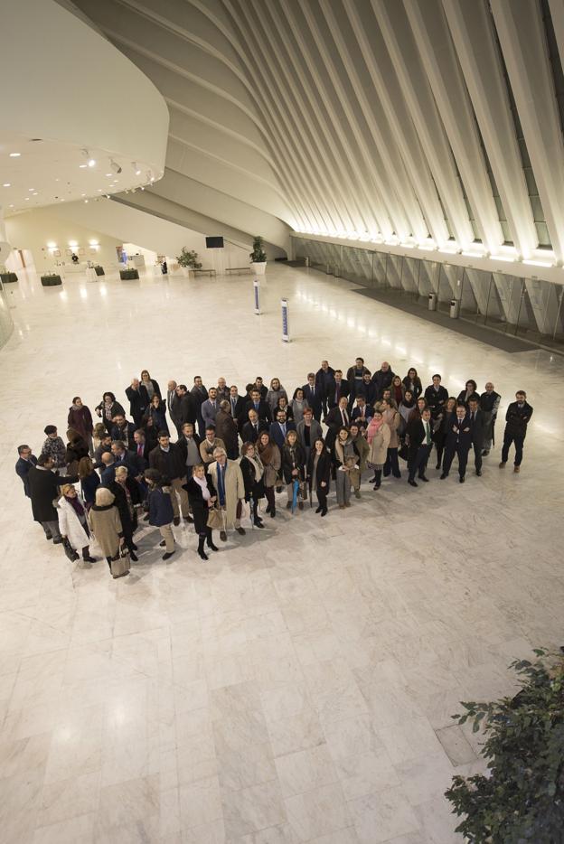 Foto de familia de los asistentes al I Encuentro de Oviedo Congresos en el 'Calatrava'. 