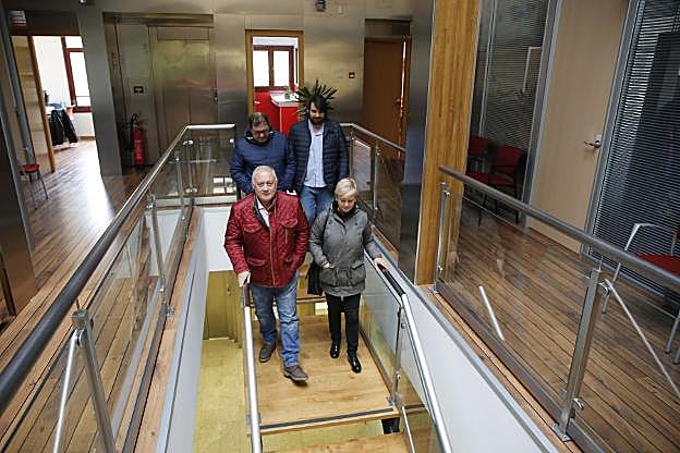 El ya exconcejal socialista Jesús Álvarez Barbao, junto con Rosana Fernández. Detrás, Fernando Alonso y Xuan García tras presentar la renuncia en el Ayuntamiento de Morcín. 