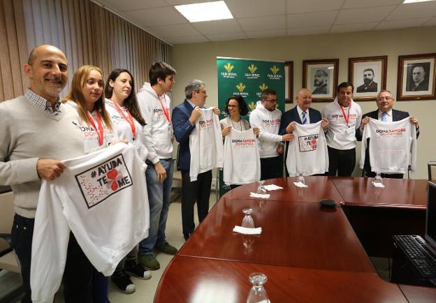 Pablo Mata, Navi Andrade, Beatriz Díaz, Javier Labrada, Hilario López, Inés Suárez, Luis Manso, Faustino Valdés, Francisco Linera y Emilio Villa, durante la presentación de la campaña. 