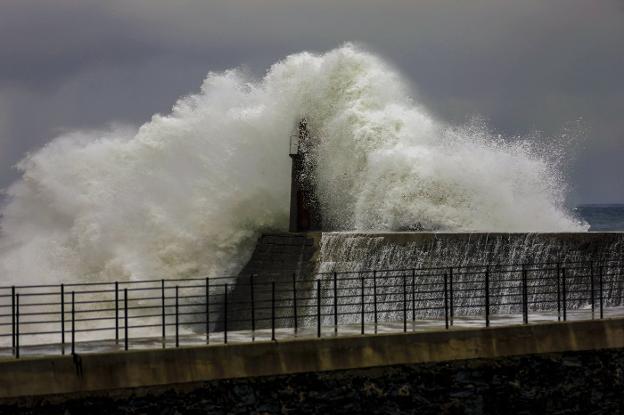 Viavélez. Las olas rompieron con fuerza sobre el faro. 