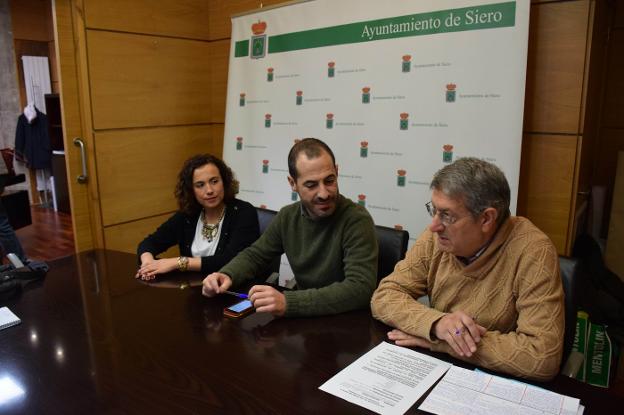 El alcalde Ángel García, con Noelia Macías y Manuel Is presentando la revisión del PGOU. 