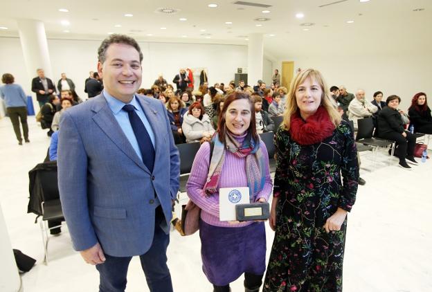 Adolfo Rivas, Azucena Esteban y Marisa Ponga, en la entrega del premio. 