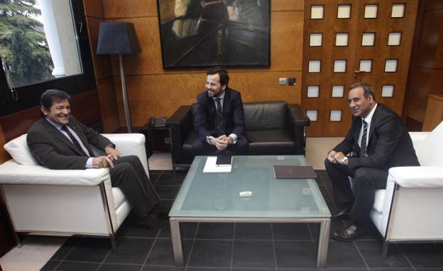 Ramón Moreno Arjonilla, en el centro, durante su reunión de ayer con Javier Fernández y Fernando Lastra. 