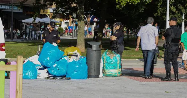 Redada policial contra el 'top manta' el año pasado en el paseo del parque de Las Meanas. 