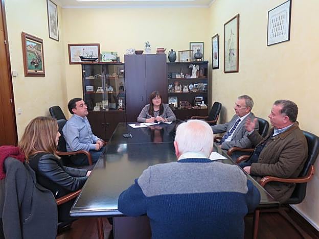 Representantes municipales y empresariales en la reunión.