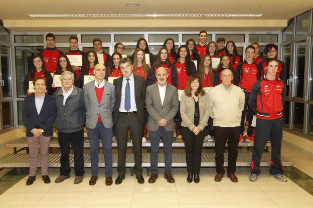 Los becados de Secundaria (izquierda), Universidad (derecha) y Bachilleres (derecha debajo) muestran sus diplomas junto a dirigentes del Grupo y de Liberbank. 