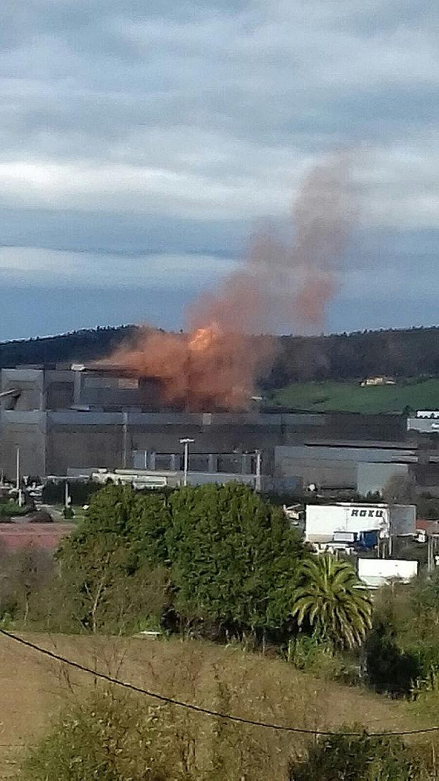 La nube roja que salía anteayer de la acería LD-III de Avilés.