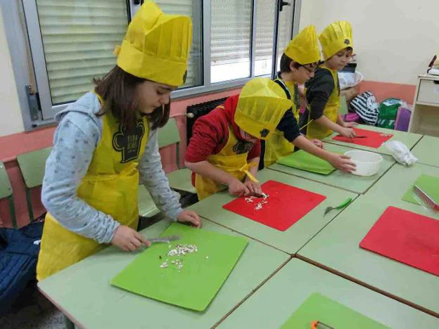 Los escolares trabajan en la elaboración de sus canelones. 