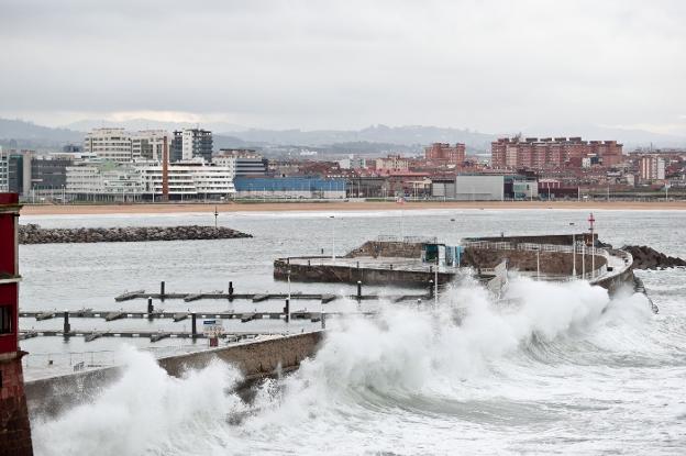 Rompeolas de Gijón, donde la boya de Puertos del Estado registró una ola de 9,67 metros. 