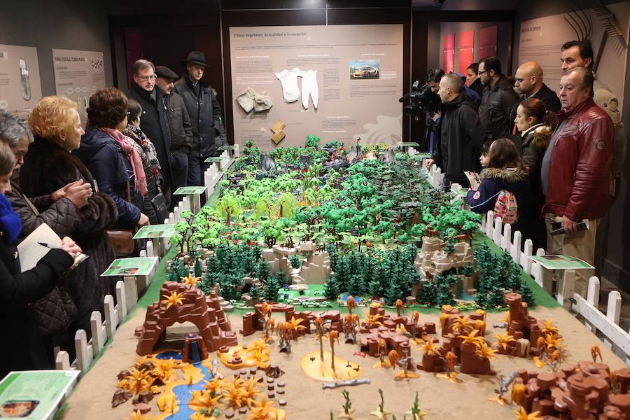 Un belén y los ecosistemas en versión Playmobil comparten espacio en el Botánico de Gijón 