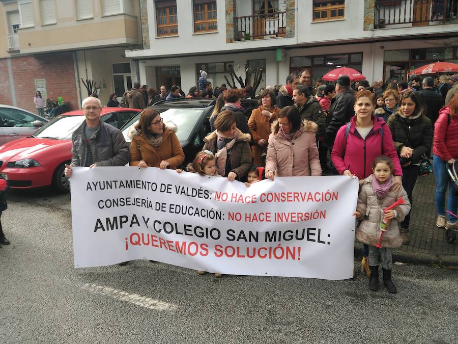 Protesta del colegio San Miguel de Trevías