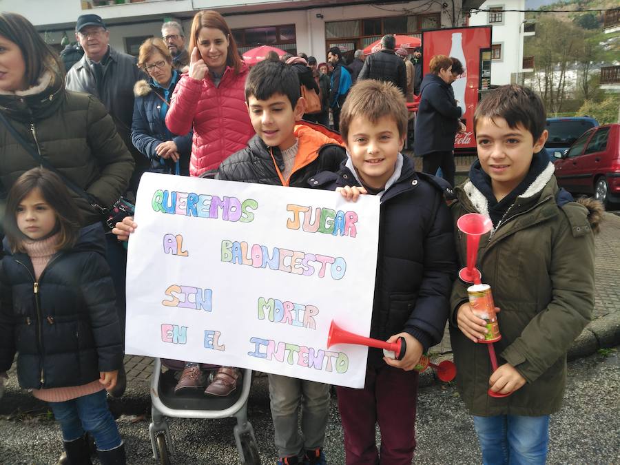 Protesta del colegio San Miguel de Trevías
