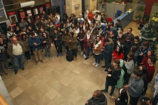 Estudiantes y docentes dedicaron una cariñosa ovación en honor a Ana Rosa Reyes. 