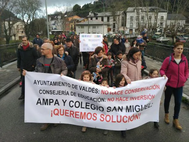 Vecinos, alumnos y representantes de diferentes asociaciones participaron en la manifestación. 