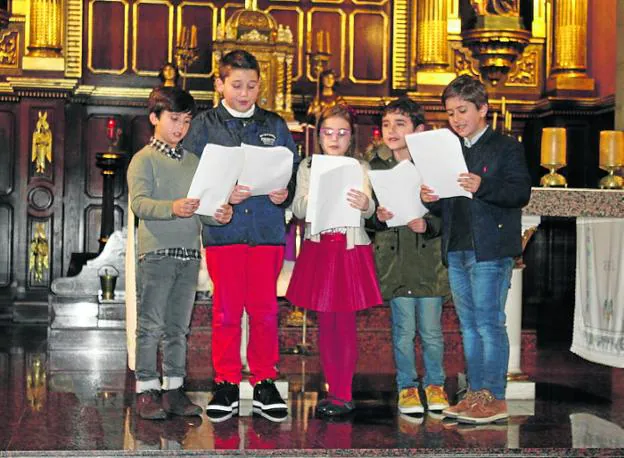 Gonzalo, Víctor, Esther, Marco y Javier cantaron un villancico. 