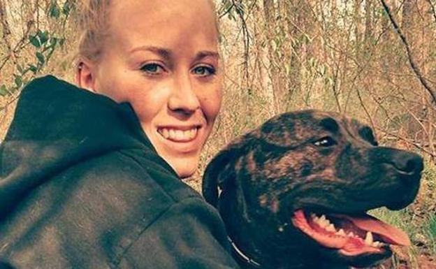 Una mujer de 22 años muere tras ser brutalmente atacada por sus dos pitbull