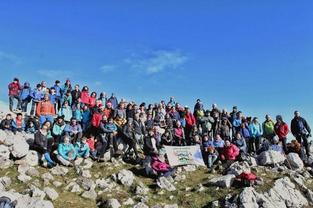 Montañeros del grupo Peña Santa en el pico Mofrechu. :: E. C.