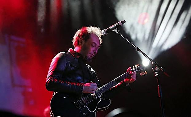 El cantante y guitarrista Juan Ramón Rodríguez 'Jota', del grupo Los Planetas, durante un concierto.