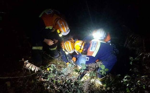 Rescatan en Cabranes a una mujer que cayó por una ladera al ir a coger unas flores