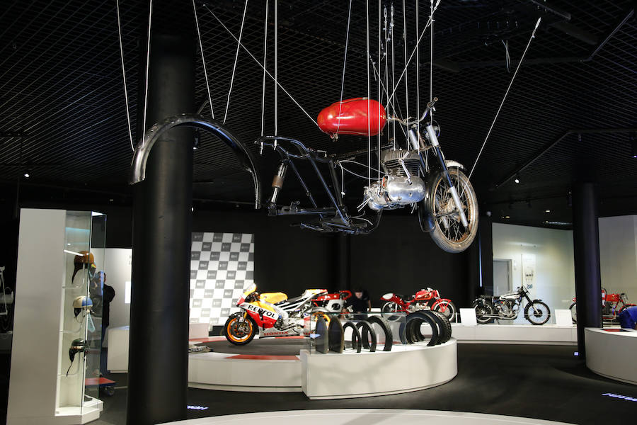 El Museo Nacional de Ciencia y Tecnología de España (MUNCYT) conjuga la astronomía y el mundo del motociclismo en 'Universo Moto', exposición de más de 90 piezas que abre sus puertas este sábado 23 de diciembre.