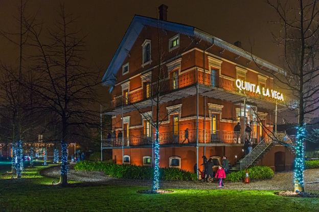 La casa y la finca de la Quinta la Vega, con la iluminación navideña ya encendida. 