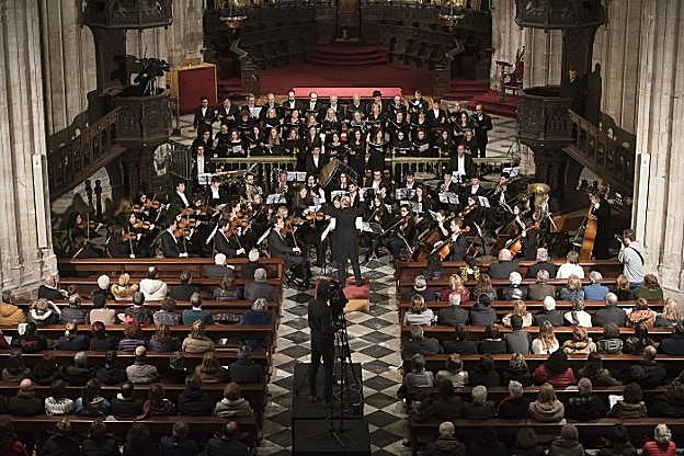 El coro y la orquesta de la Universidad, durante su concierto navideño. 
