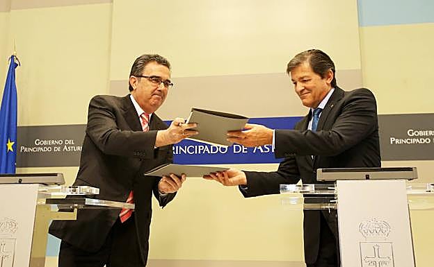 José Arnáu, vicepresidente de la Fundación Amancio Ortega, y el presidente del Principado, Javier Fernández, firmaron el protocolo de intenciones el pasado mes de abril.