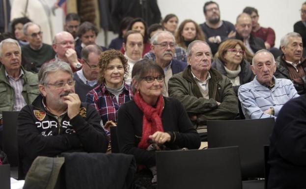 Socios de la SOF, durante la asamblea celebrada ayer en Oviedo.