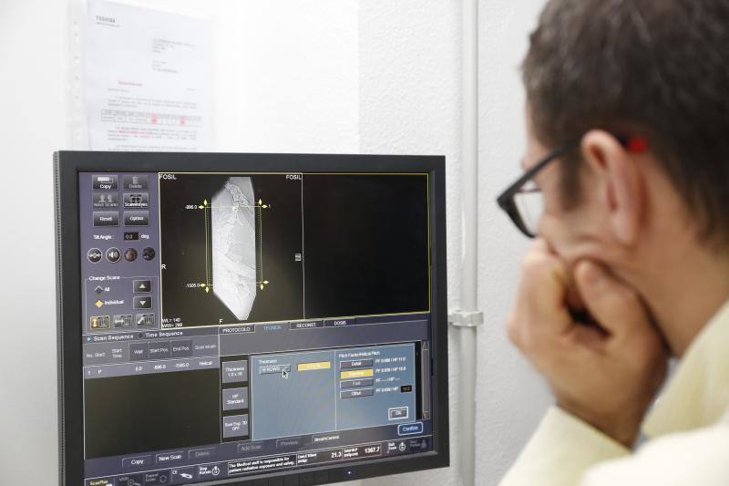 Un equipo de científicos del Museo del Jurásico de Asturias se han desplazado a un hospital veterinario de Gijón para escanear huesos de dinosaurios fosilizados. El objetivo es hacer una reconstrucción en tres dimensiones de los mismos, así como estudiar la posibilidad de sacar los restos de las rocas. 