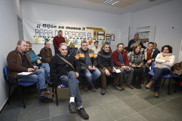 Los integrantes de 'Asturies por un aire sano', en la reunión. 