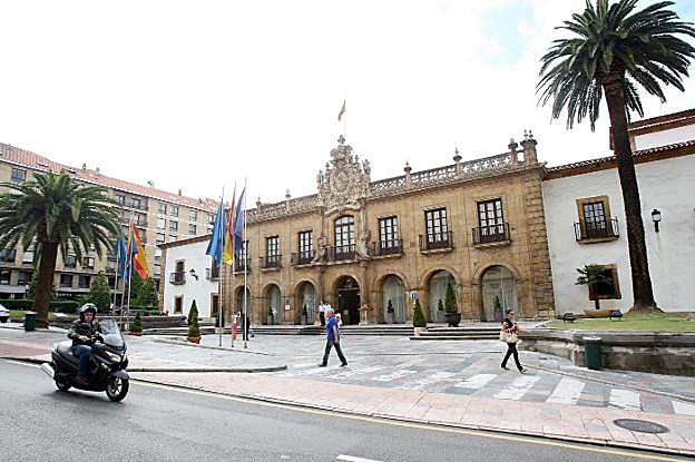 La entrada al hotel de La Reconquista. 