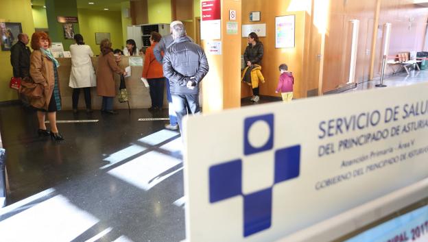 Usuarios en el centro de salud de El Llano, en Gijón, uno de los más saturados según los sanitarios. 