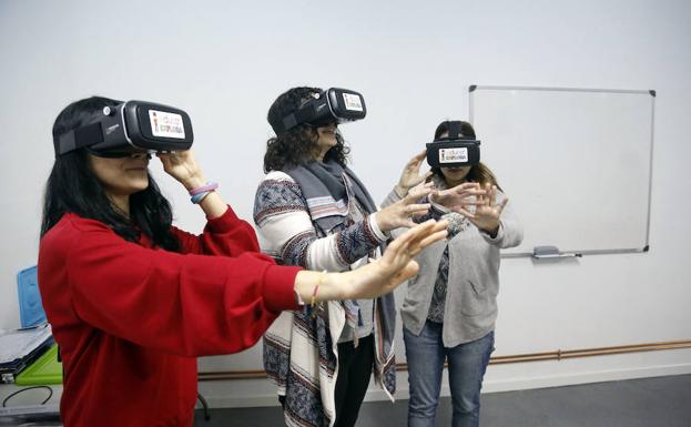 Profesionales de Educo prueban tres dispositivos de realidad virtual. 