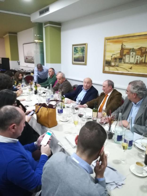 El presidente de la Cámara de Comercio, Francisco Menéndez, en el centro de la mesa. 