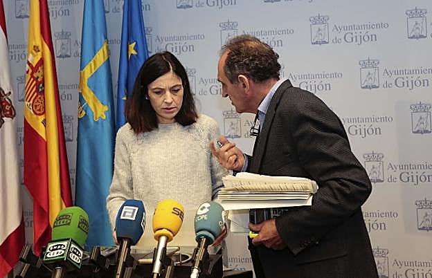 La concejala Ana Braña conversa con el director económico-financiero del Ayuntamiento, Ignacio Sanz. 