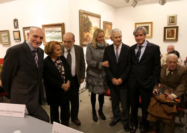 De izquierda a derecha, Agustín Guzmán, Paz Fernández Felgueroso, Rafael Loredo, Isabel Moro, José Antonio Hevia Corte, Vicente Cueto y José Luis Martínez (sentado), ayer, durante el homenaje. 